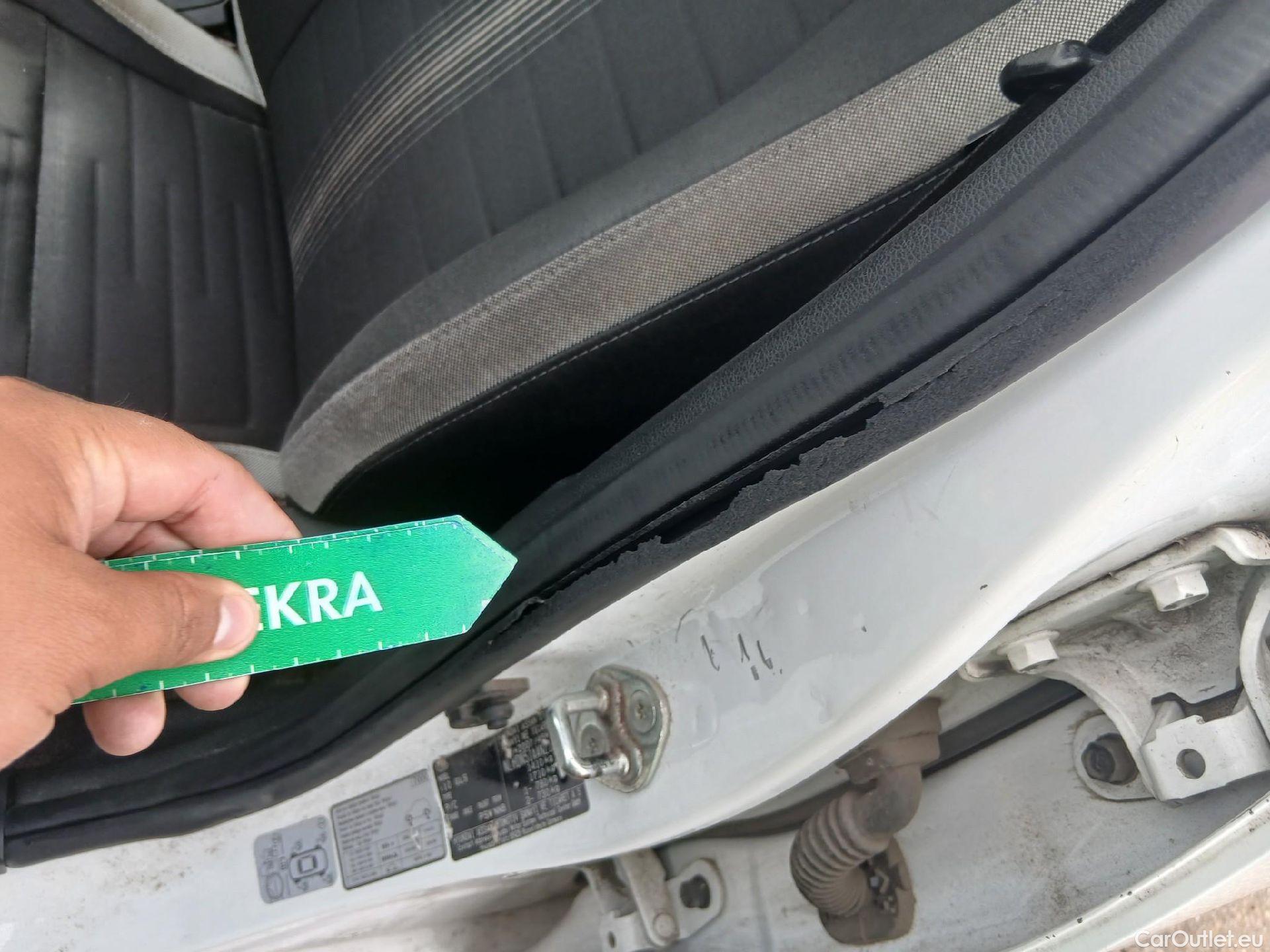  Hyundai  i10 HYUNDAI  / 2020 / 5P / berlina con portón 1.0 Klass #4