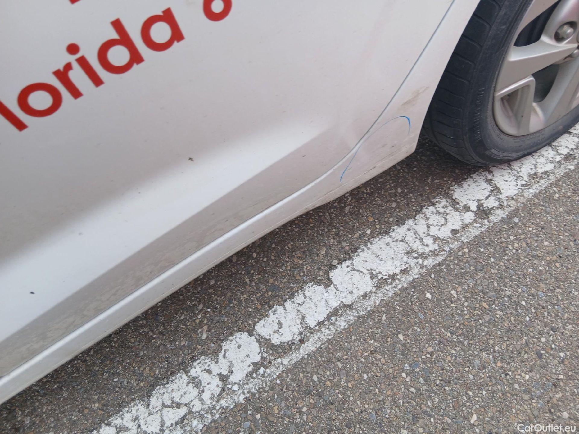  Hyundai  i10 HYUNDAI  / 2020 / 5P / berlina con portón 1.0 Klass #22