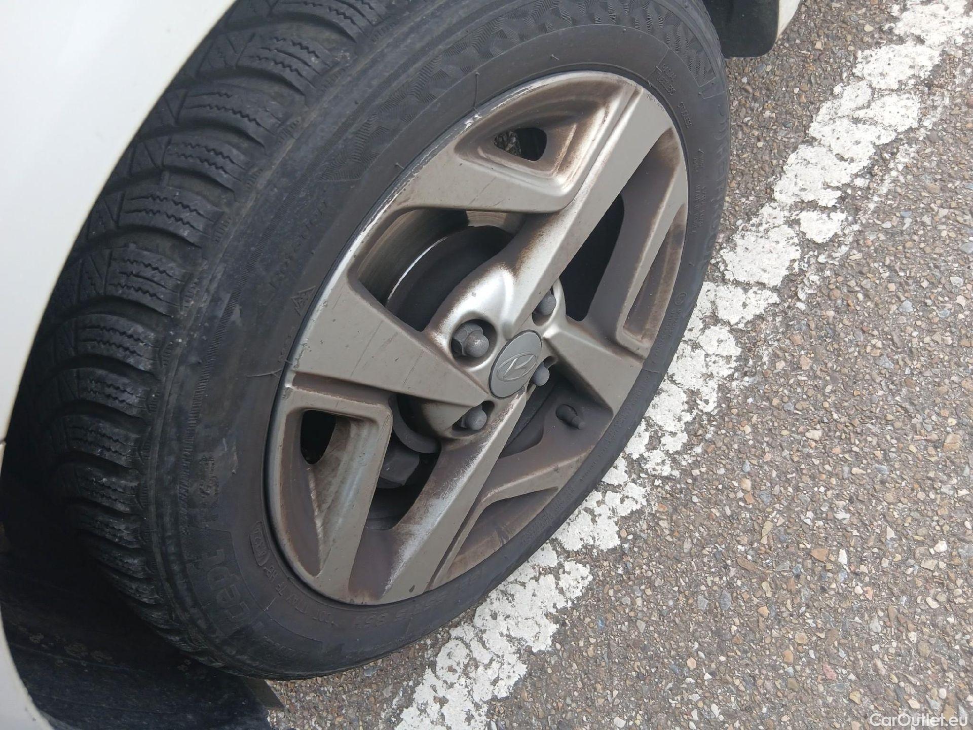  Hyundai  i10 HYUNDAI  / 2020 / 5P / berlina con portón 1.0 Klass #14