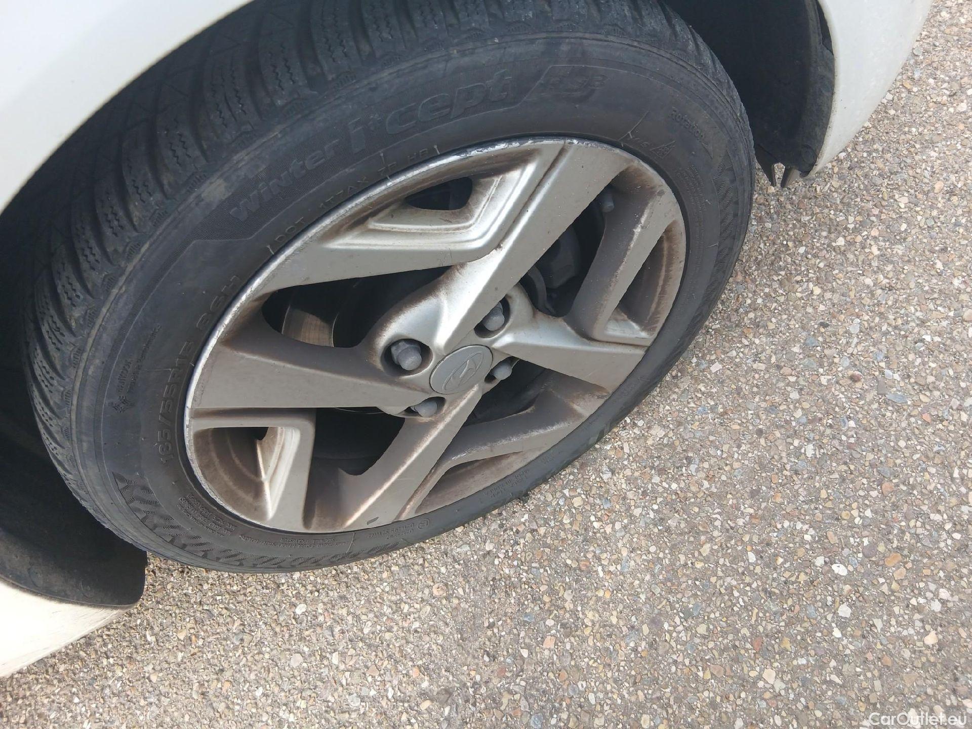  Hyundai  i10 HYUNDAI  / 2020 / 5P / berlina con portón 1.0 Klass #36