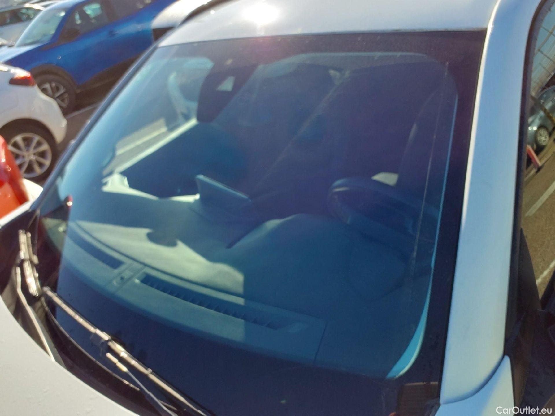  Peugeot  2008 PEUGEOT  / 2019 / 5P / todoterreno Allure BlueHDI 81kW (110CV) #17