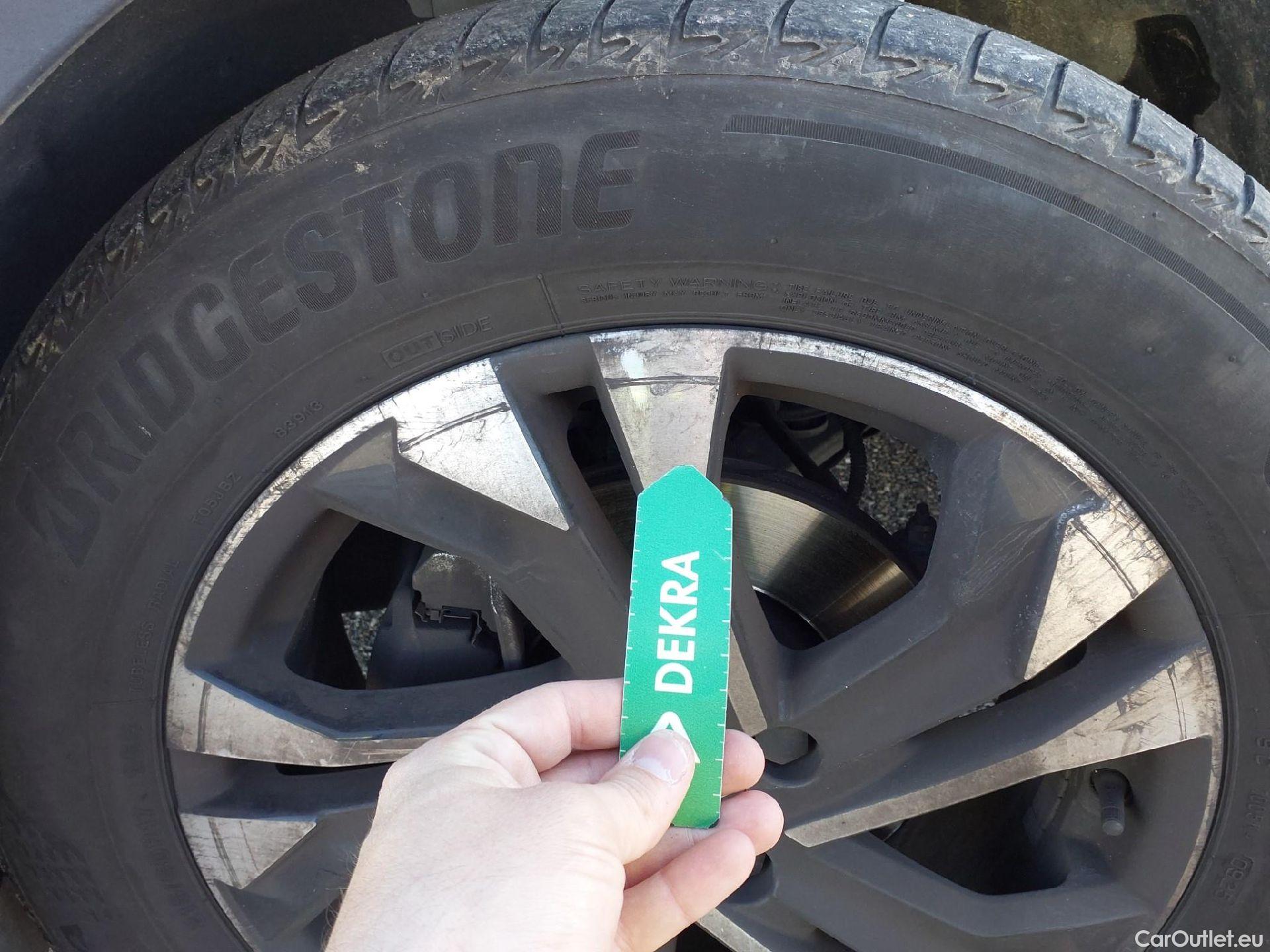  Peugeot  2008 PEUGEOT  / 2019 / 5P / todoterreno Allure BlueHDI 81kW (110CV) #2