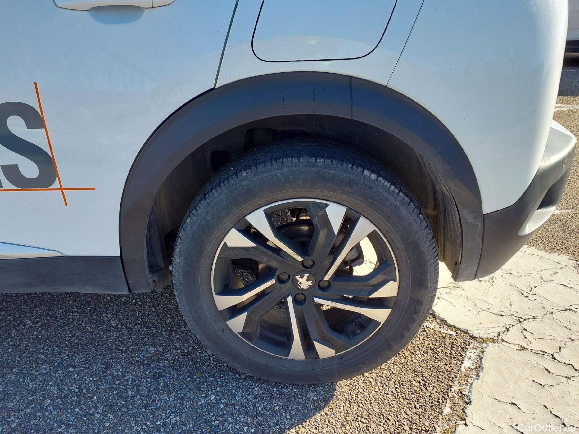  Peugeot  2008 PEUGEOT  / 2019 / 5P / todoterreno Allure BlueHDI 81kW (110CV) #8