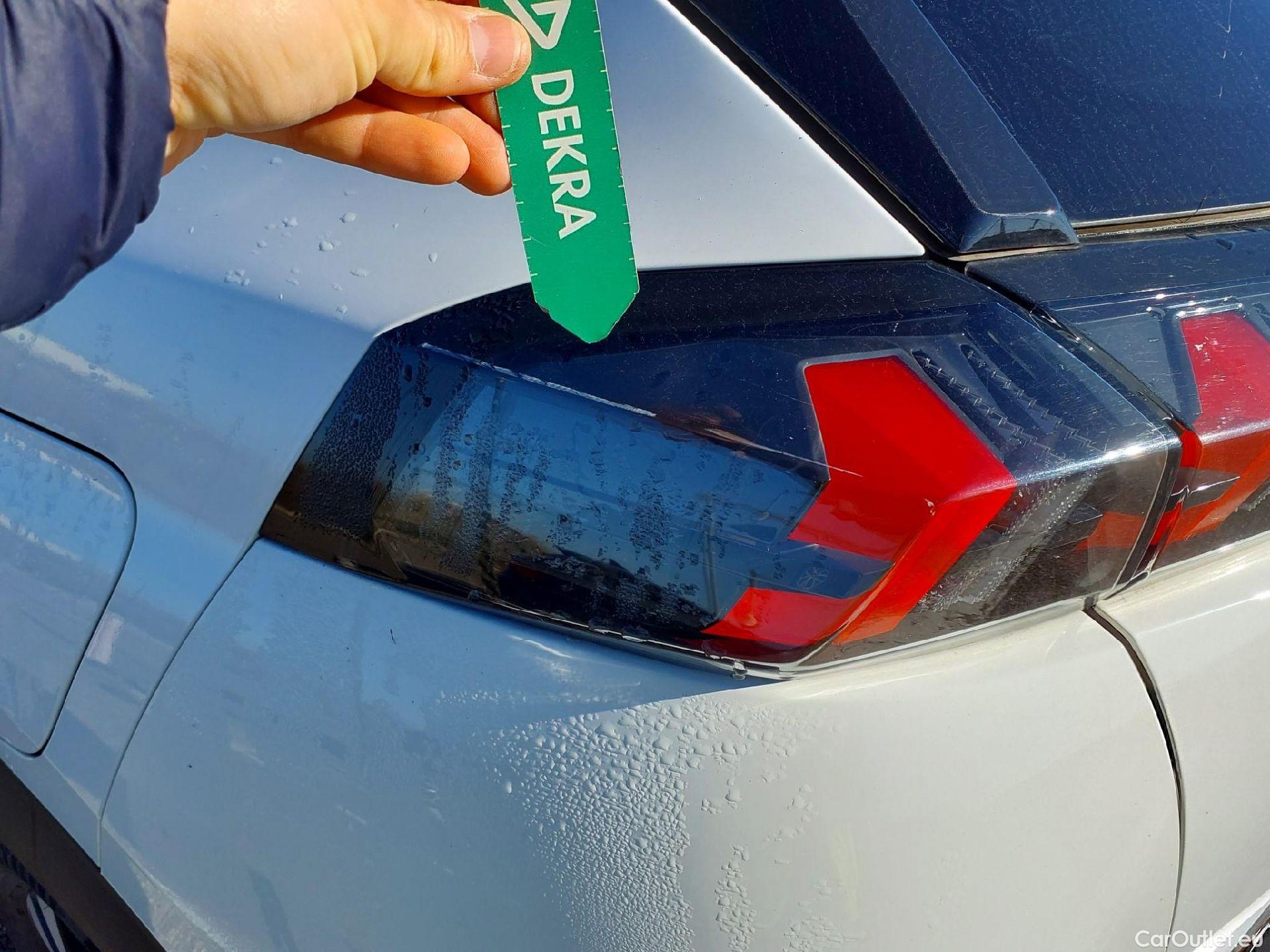  Peugeot  2008 PEUGEOT  / 2019 / 5P / todoterreno Allure BlueHDI 81kW (110CV) #10