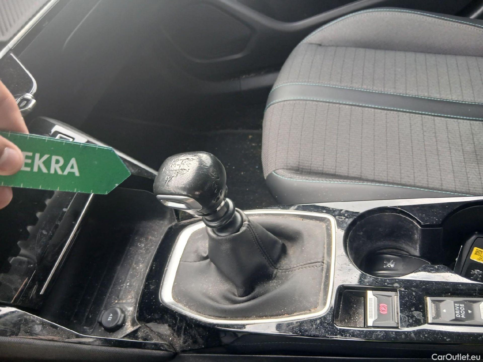  Peugeot  2008 PEUGEOT  / 2019 / 5P / todoterreno Allure BlueHDI 81kW (110CV) #4