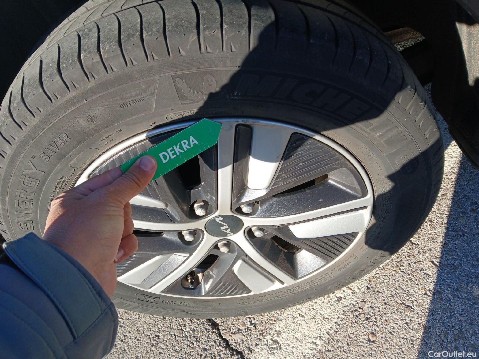  KIA  Niro KIA  / 2019 / 5P / crossover 1.6 GDi HEV 104kW (141CV) Drive #12