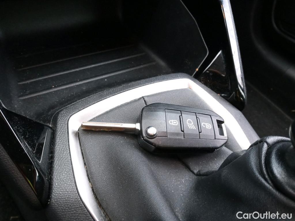  Peugeot  208 PEUGEOT  / 2019 / 5P / berlina con portón BlueHDi 73kW (100CV) Business Line #1