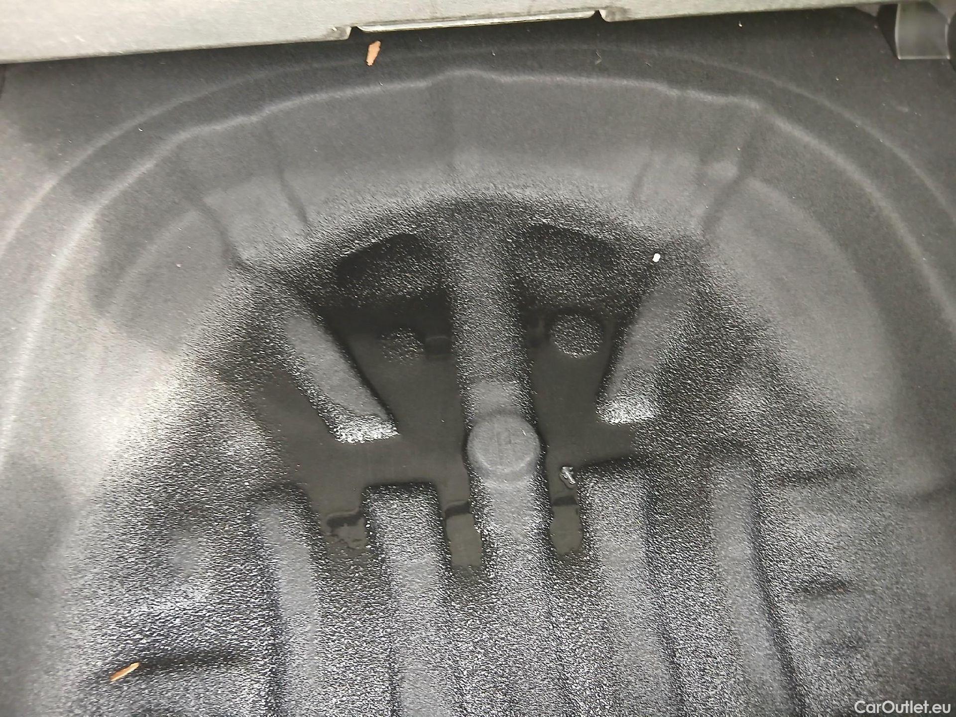  Volkswagen  Golf  VOLKSWAGEN / 2020 / 5P / berlina con portón Life 2.0 TDI 85kW (115CV) #2