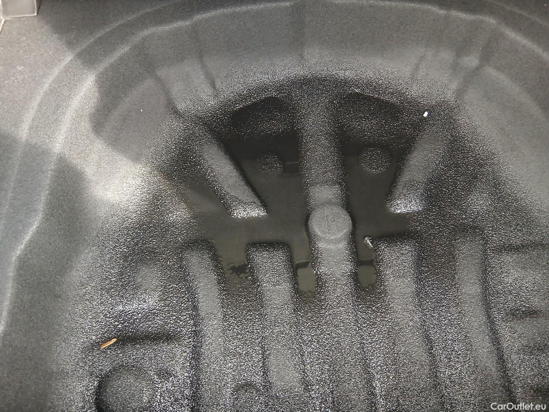  Volkswagen  Golf  VOLKSWAGEN / 2020 / 5P / berlina con portón Life 2.0 TDI 85kW (115CV) #3