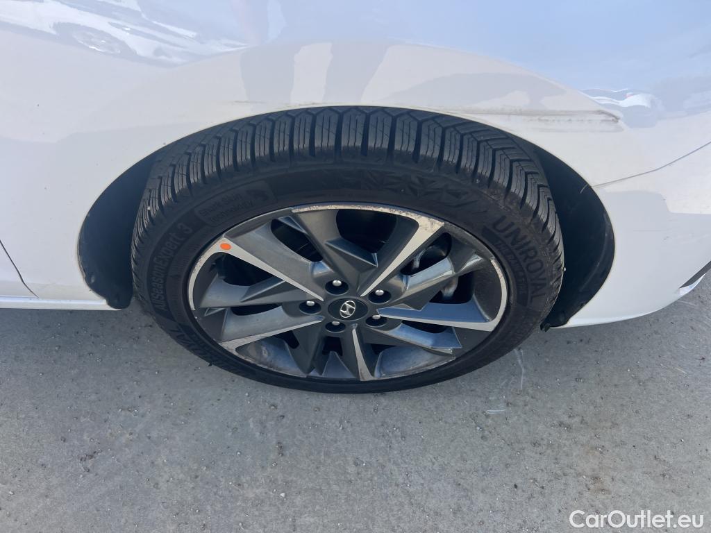  Hyundai  i30 HYUNDAI  / 2020 / 5P / berlina con portón 1.5 DPI Klass SLX #9