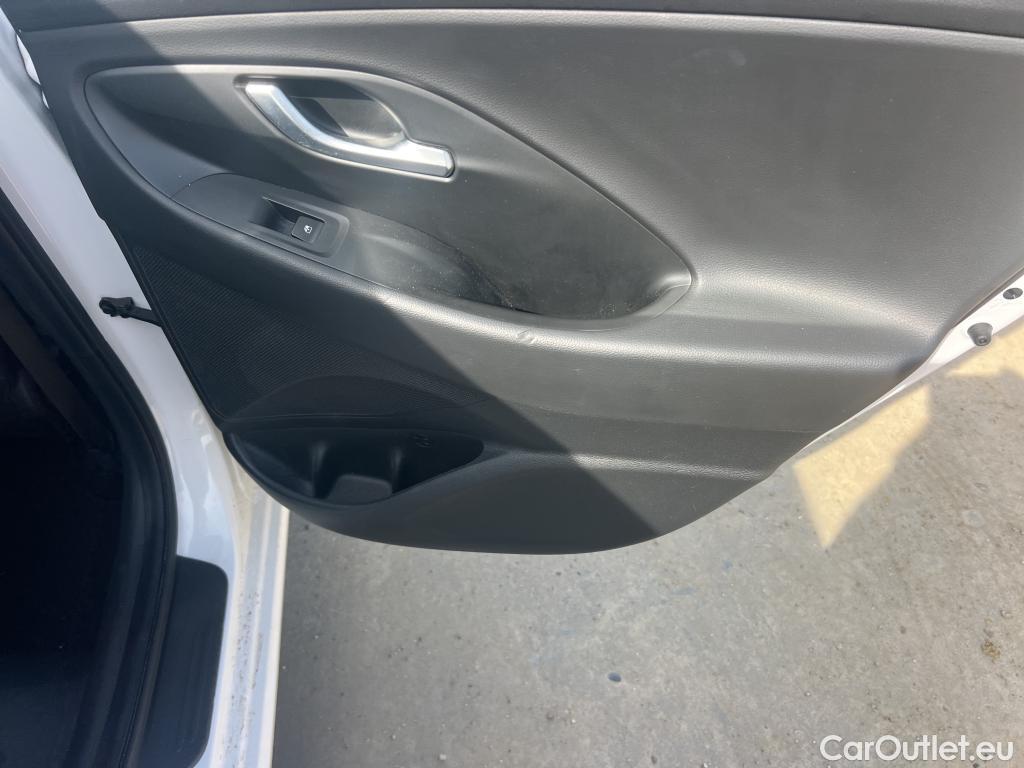  Hyundai  i30 HYUNDAI  / 2020 / 5P / berlina con portón 1.5 DPI Klass SLX #24