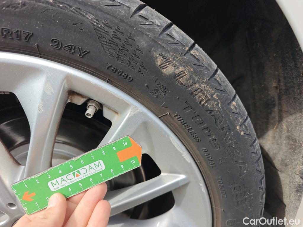  Bmw  Serie 1 BMW  / 2019 / 5P / berlina con portón 118i #7