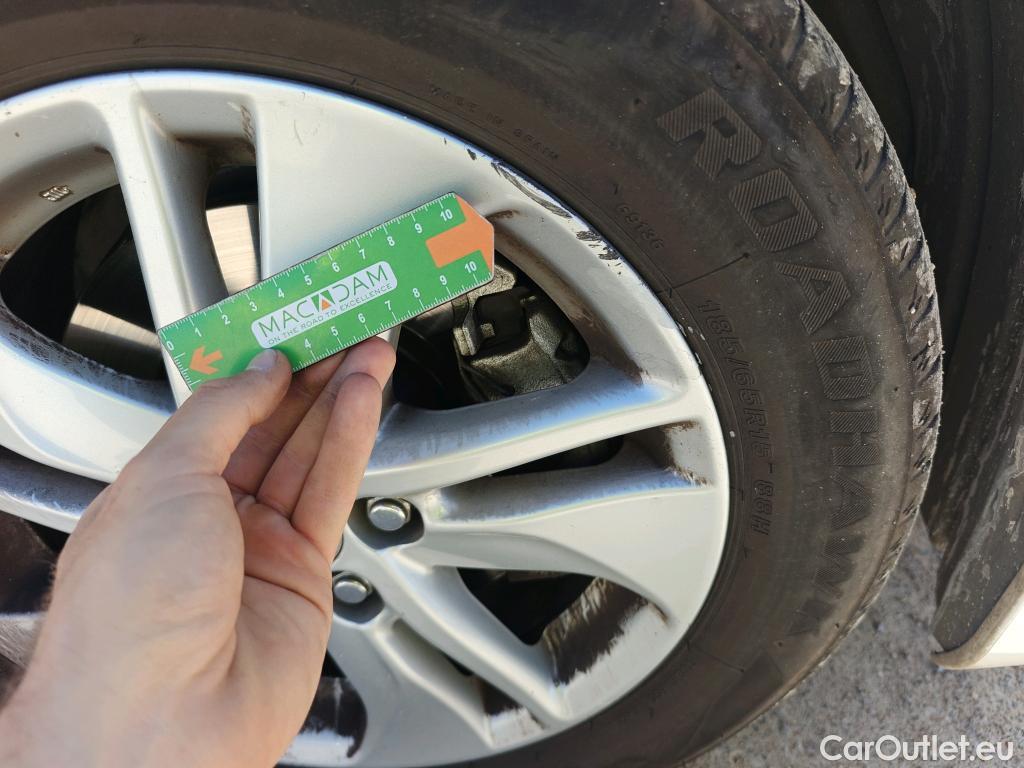  Toyota  Yaris TOYOTA  / 2020 / 5P / berlina con portón 1.5 120H Business Plus #12