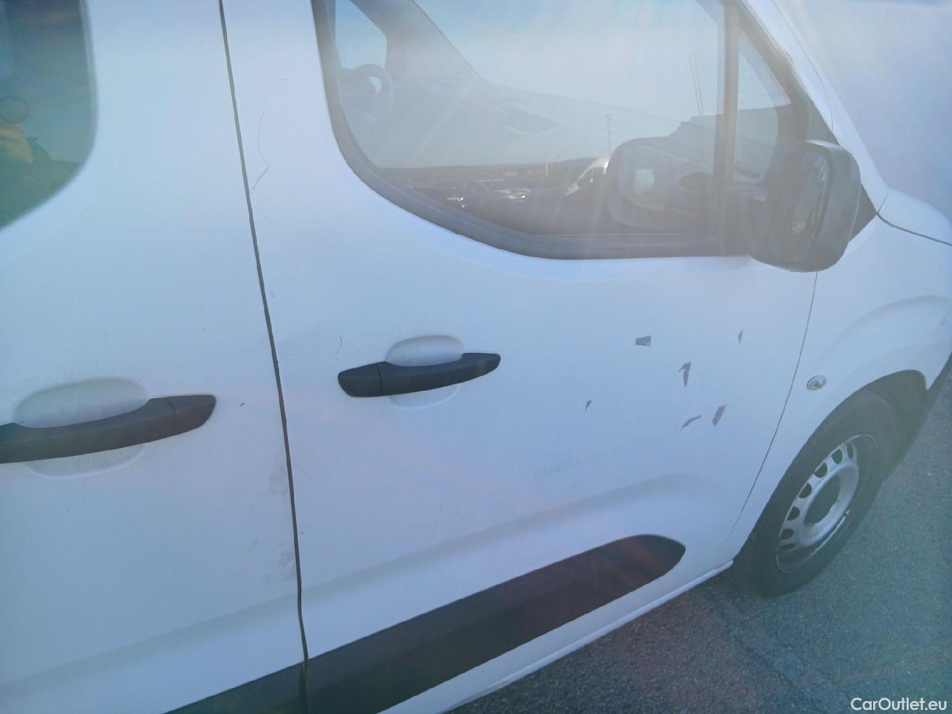  Citroen  Berlingo CITROEN  / 2018 / 4P / combi Talla M BlueHDi 100 LIVE (AC) #27