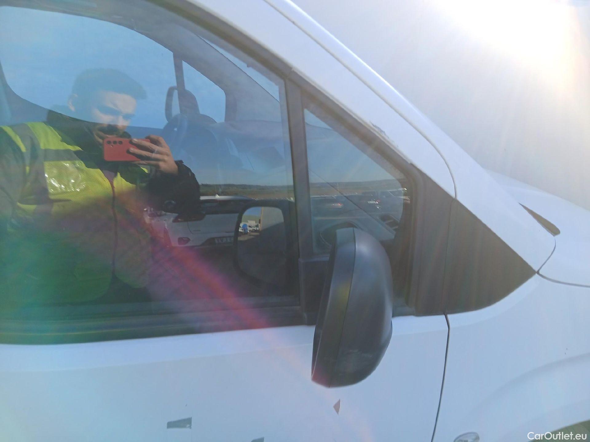  Citroen  Berlingo CITROEN  / 2018 / 4P / combi Talla M BlueHDi 100 LIVE (AC) #29