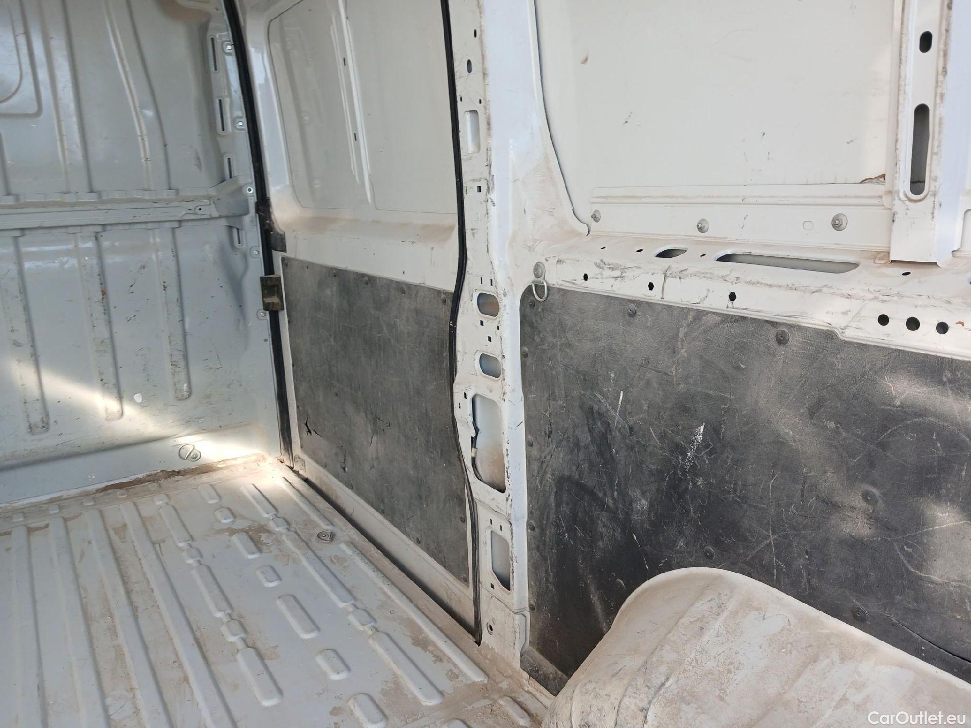  Fiat  Ducato FIAT  / 2014 / 4P / furgón 33 Medio Techo Alto 2.0 Mjet 85kW (115CV #39