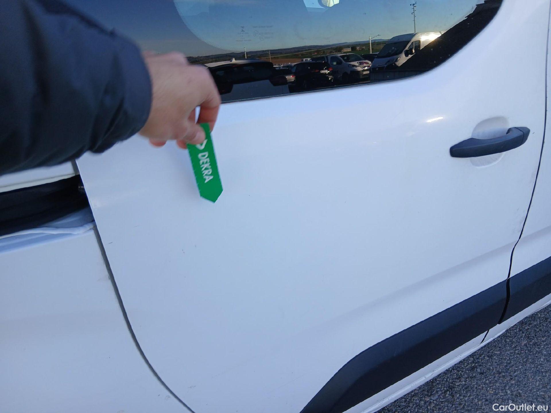  Citroen  Berlingo CITROEN  / 2018 / 4P / combi Talla M BlueHDi 100 LIVE (AC) #23