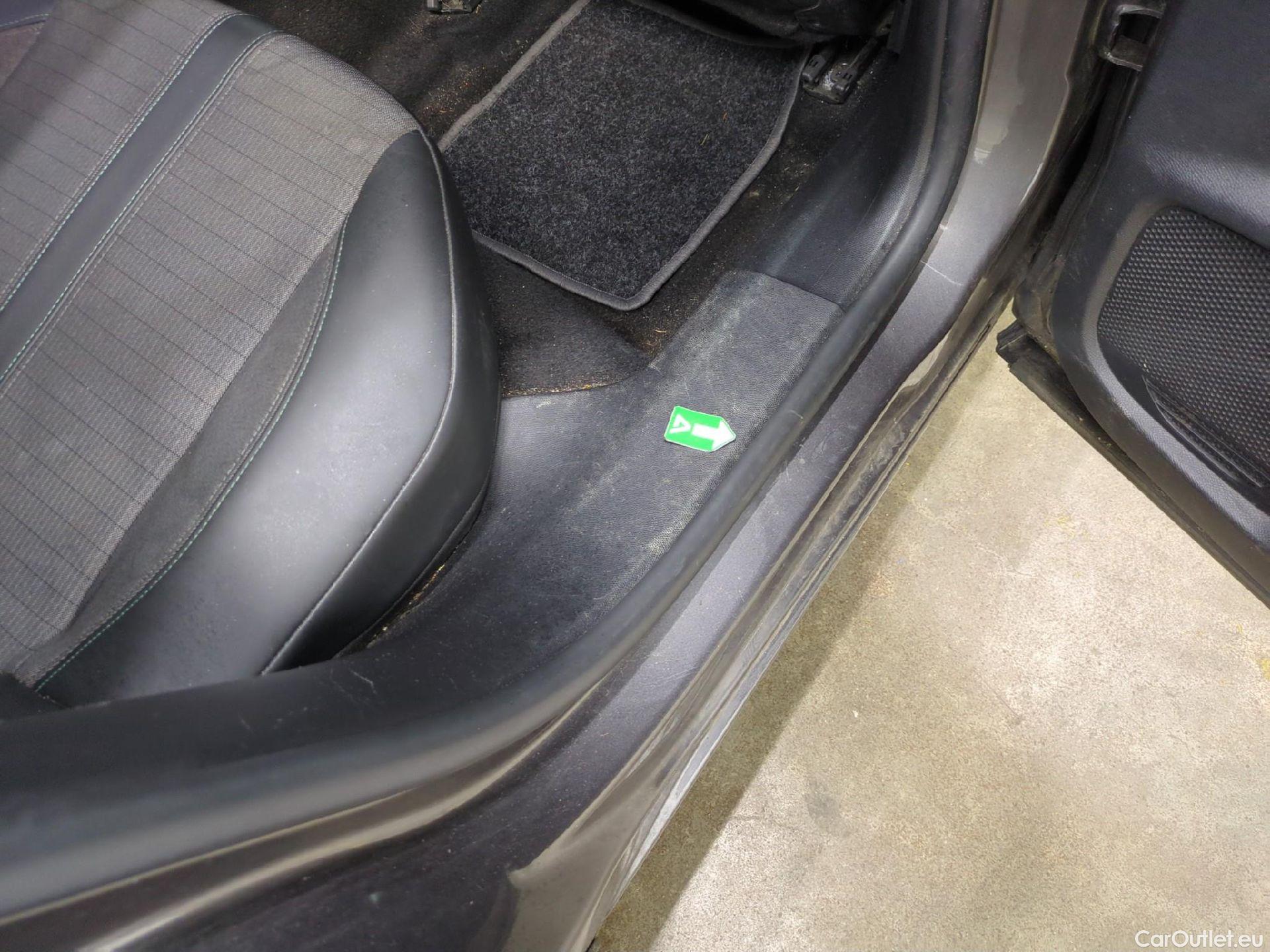  Peugeot  2008  Allure Business 1.5 HDi 130CV BVA8 E6d #37