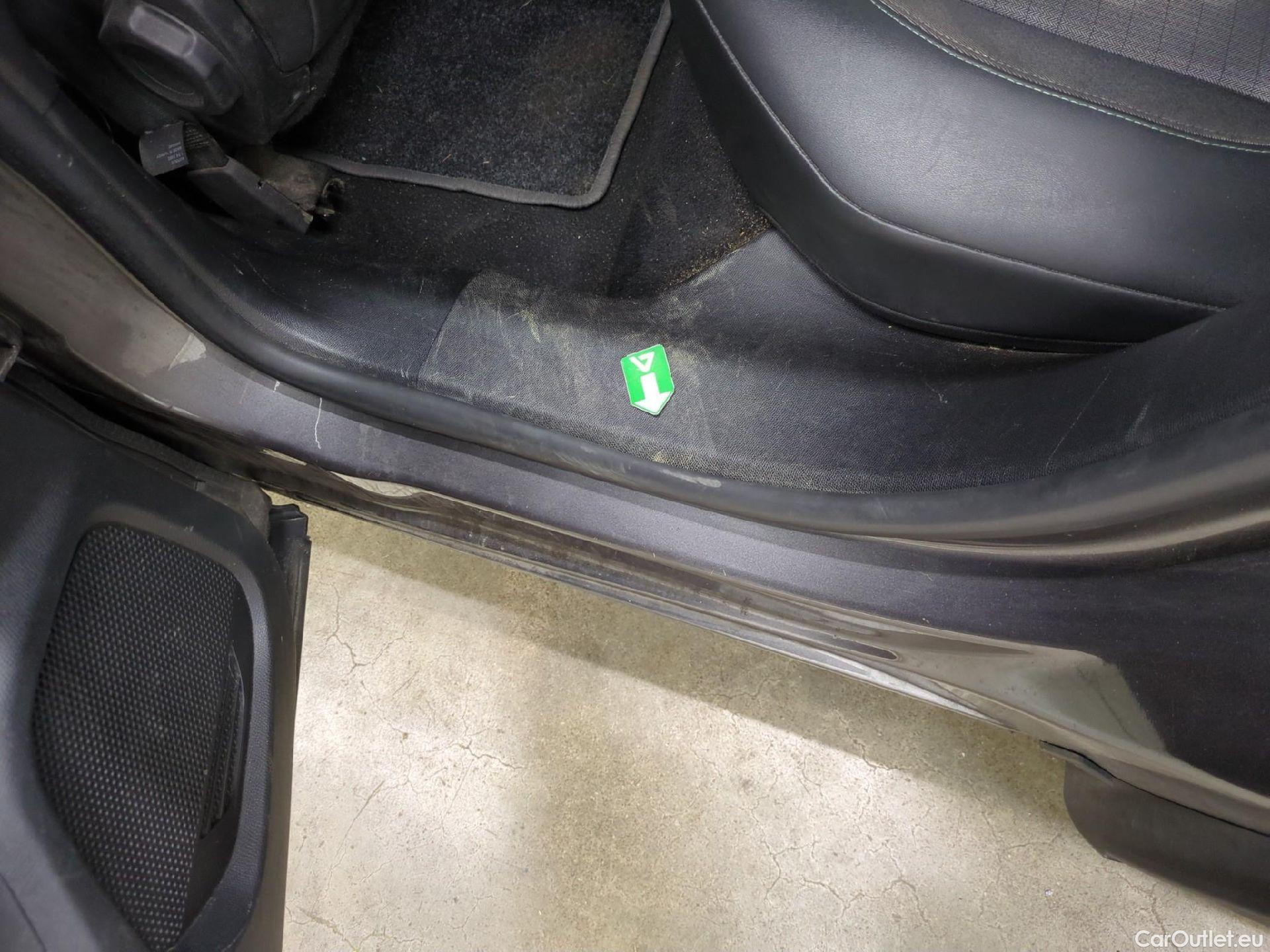  Peugeot  2008  Allure Business 1.5 HDi 130CV BVA8 E6d #17