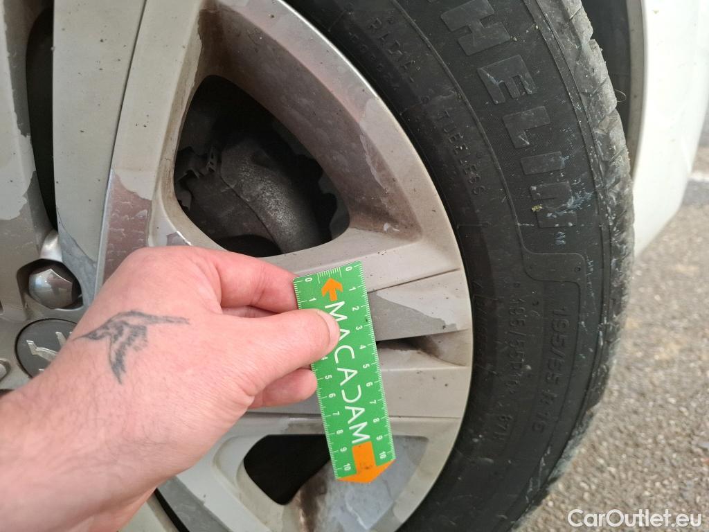  Peugeot  208 PEUGEOT  / 2015 / 5P / Berline &BLUEHDI 100 €6.c S&S ALLURE BUSINESS #74