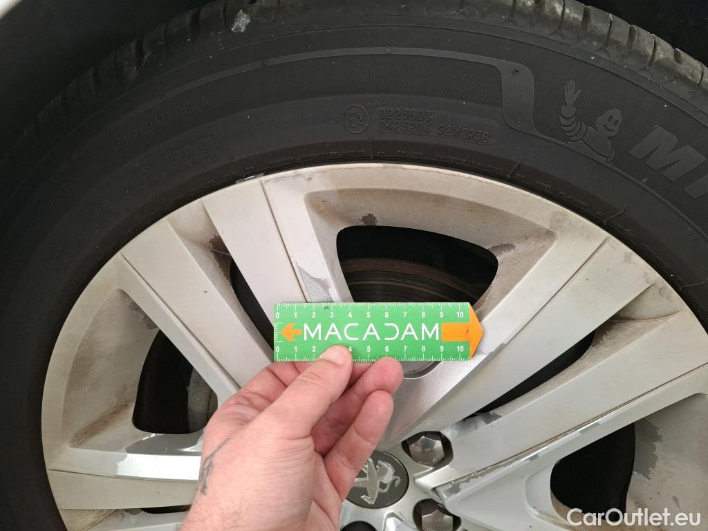  Peugeot  208 PEUGEOT  / 2015 / 5P / Berline &BLUEHDI 100 €6.c S&S ALLURE BUSINESS #63