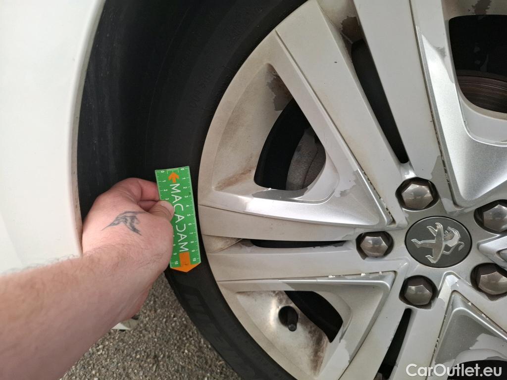  Peugeot  208 PEUGEOT  / 2015 / 5P / Berline &BLUEHDI 100 €6.c S&S ALLURE BUSINESS #61