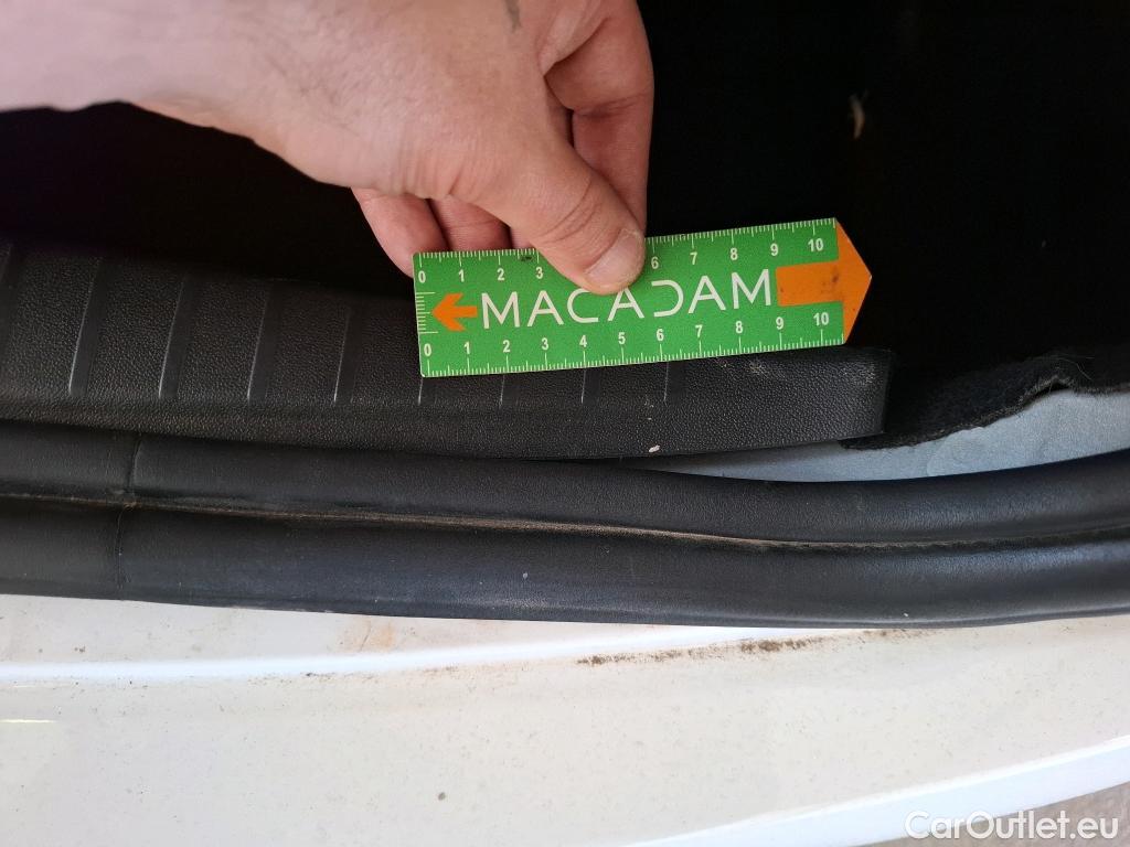  Peugeot  208 PEUGEOT  / 2015 / 5P / Berline &BLUEHDI 100 €6.c S&S ALLURE BUSINESS #77