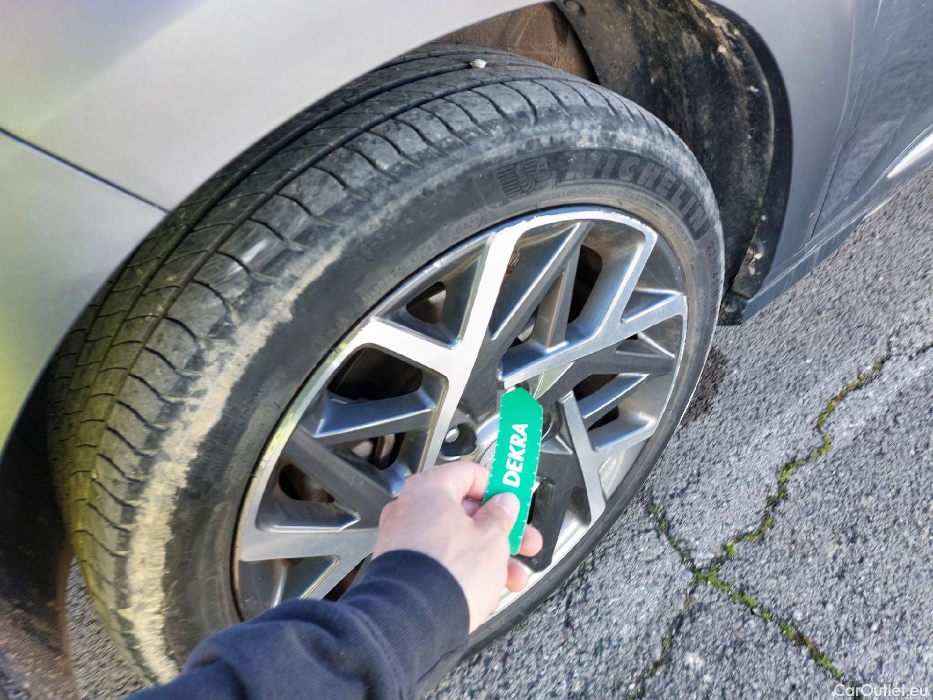  Hyundai  Konna HYUNDAI Kona / 2020 / 5P / todoterreno 1.6 GDI HEV Style Sky DCT #9