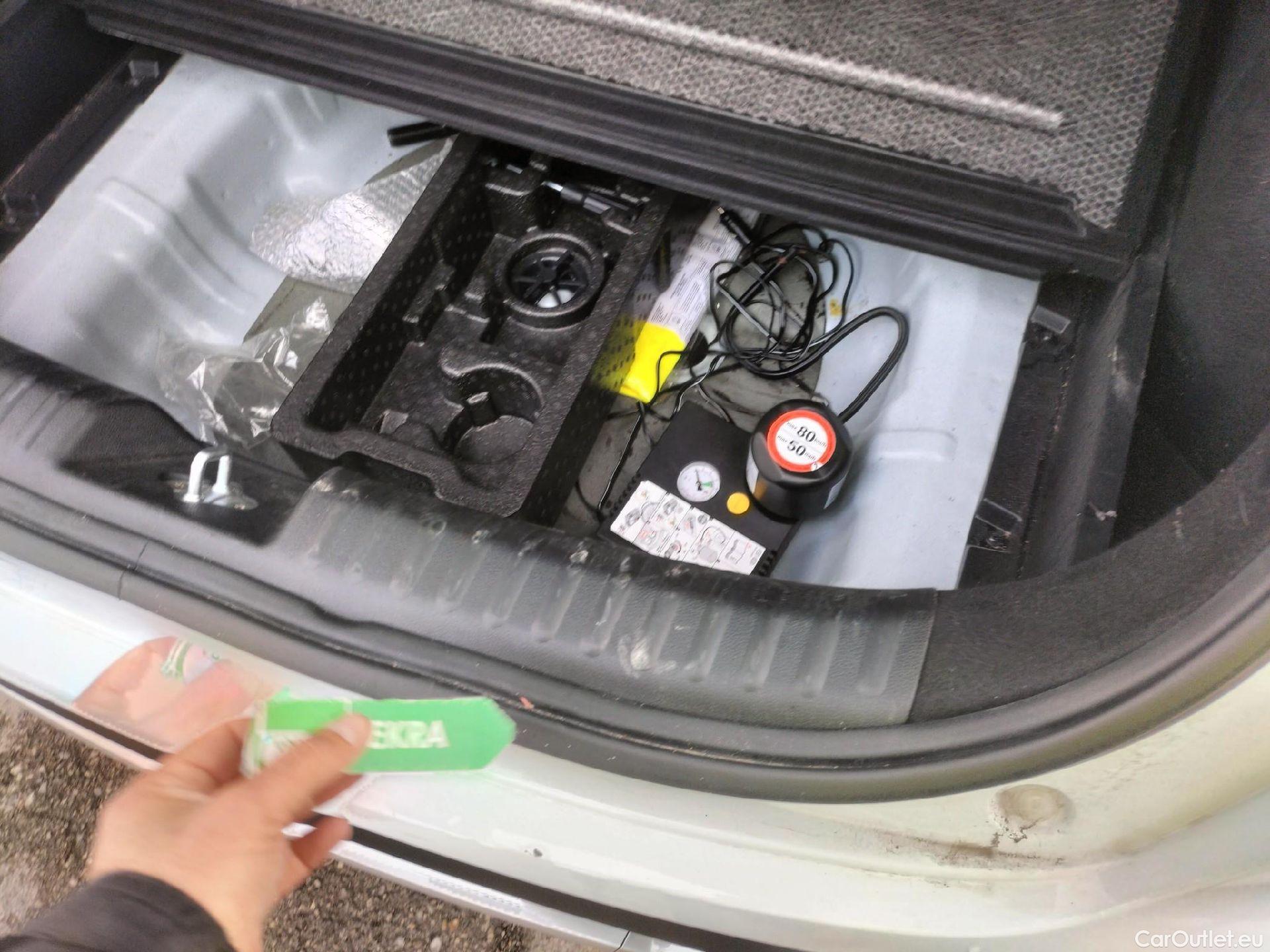  KIA  XCeed KIA  / 2022 / 5P / todoterreno 1.0 T-GDi Drive 88kW (120CV) #30