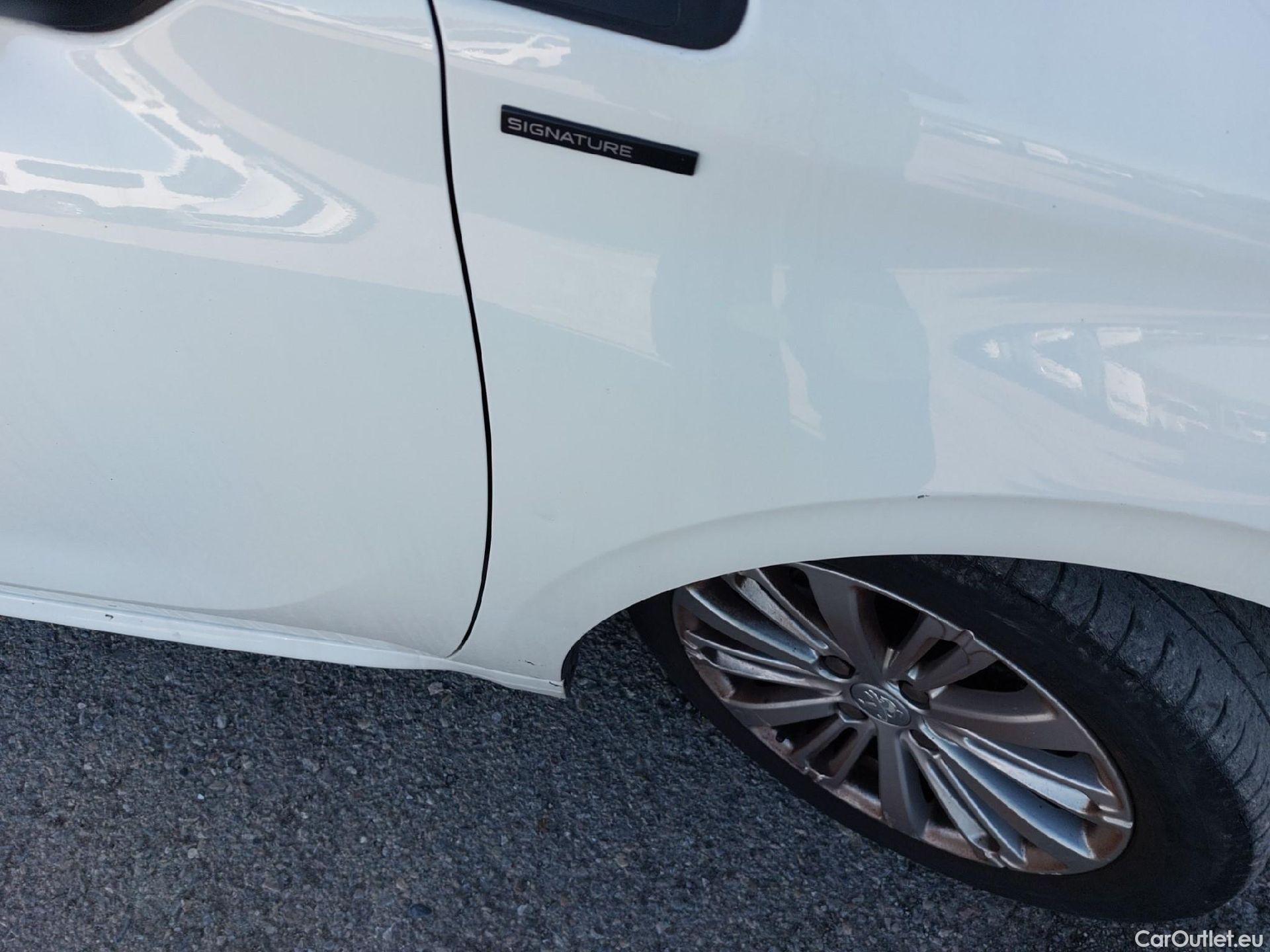  Peugeot  208 PEUGEOT  / 2015 / 5P / berlina con portón 5P Signature BlueHDi 73KW (100CV) (AC) #14