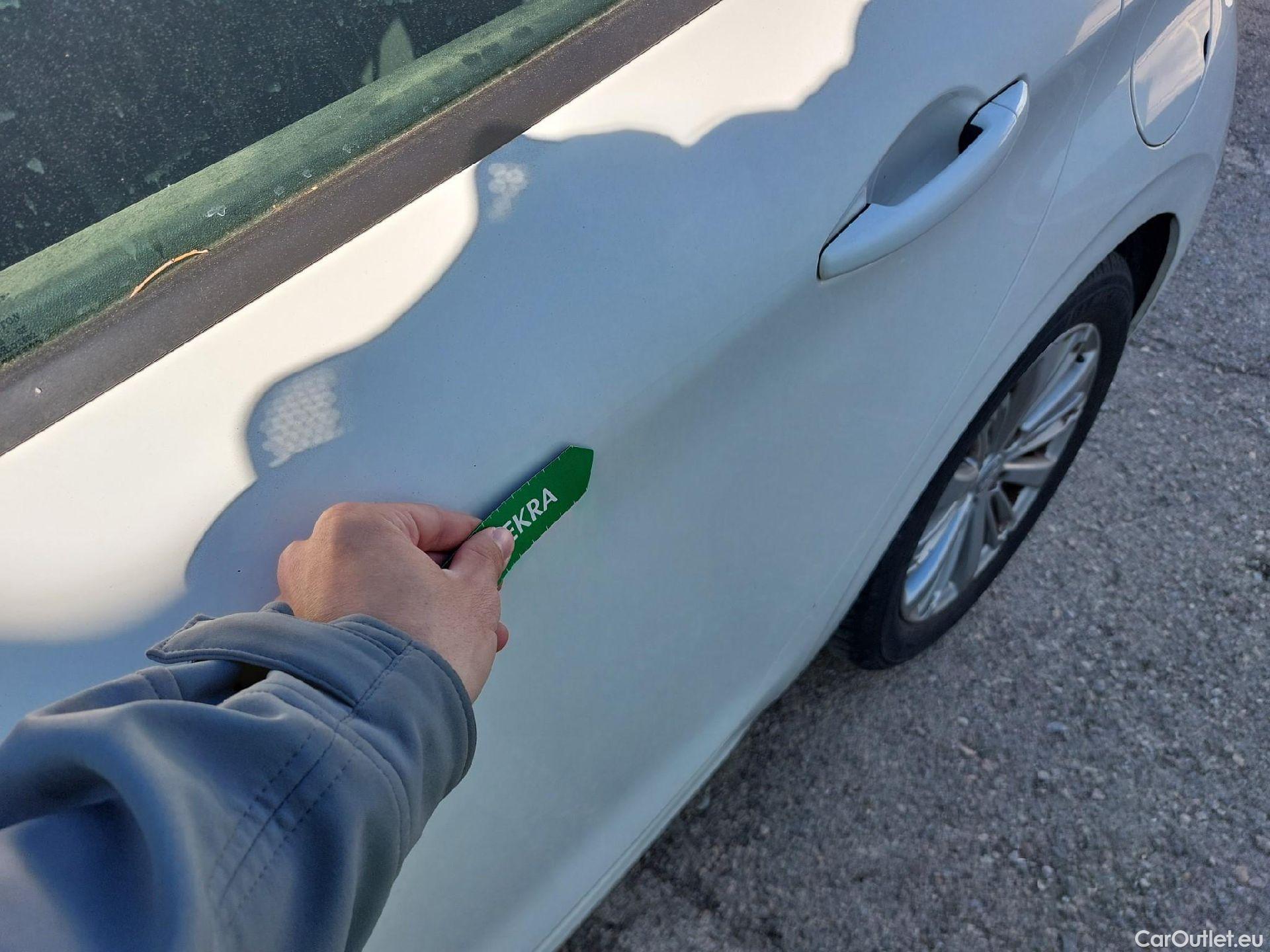  Peugeot  208 PEUGEOT  / 2015 / 5P / berlina con portón 5P Signature BlueHDi 73KW (100CV) (AC) #7