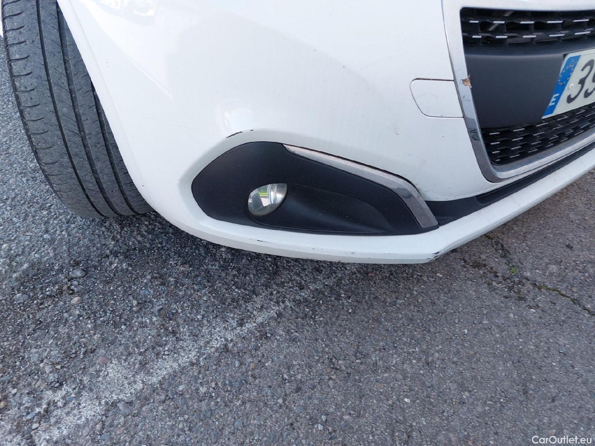  Peugeot  208 PEUGEOT  / 2015 / 5P / berlina con portón 5P Signature BlueHDi 73KW (100CV) (AC) #2