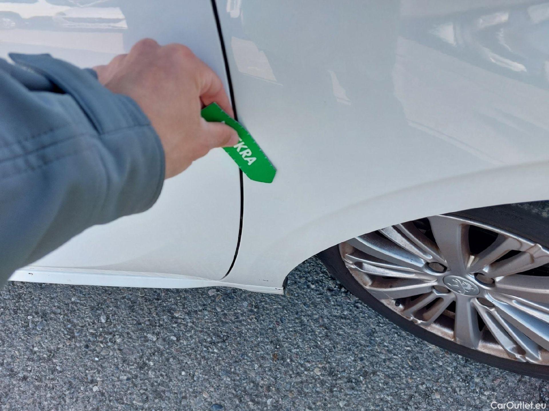  Peugeot  208 PEUGEOT  / 2015 / 5P / berlina con portón 5P Signature BlueHDi 73KW (100CV) (AC) #11