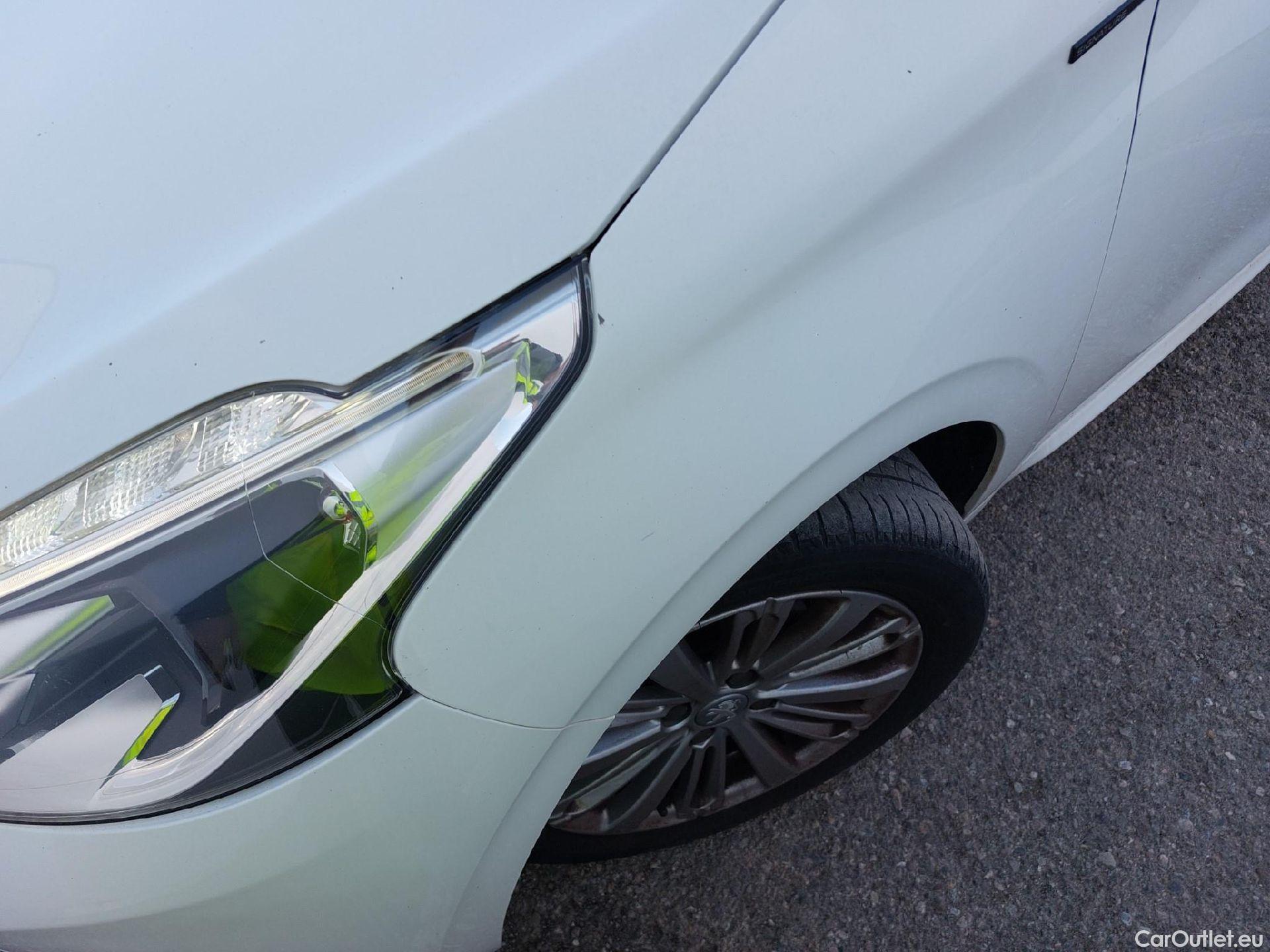  Peugeot  208 PEUGEOT  / 2015 / 5P / berlina con portón 5P Signature BlueHDi 73KW (100CV) (AC) #4