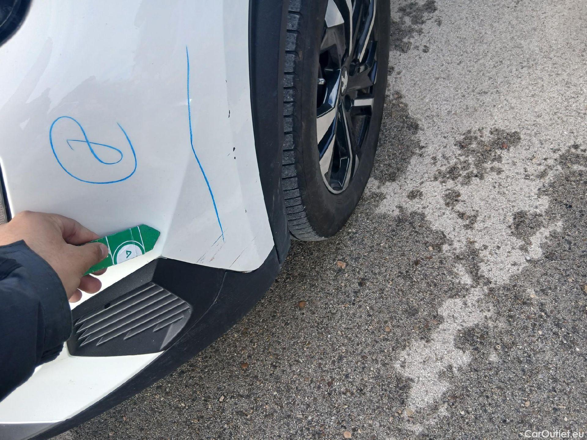  Peugeot  2008 PEUGEOT  / 2019 / 5P / todoterreno Allure BlueHDI 81kW (110CV) #4