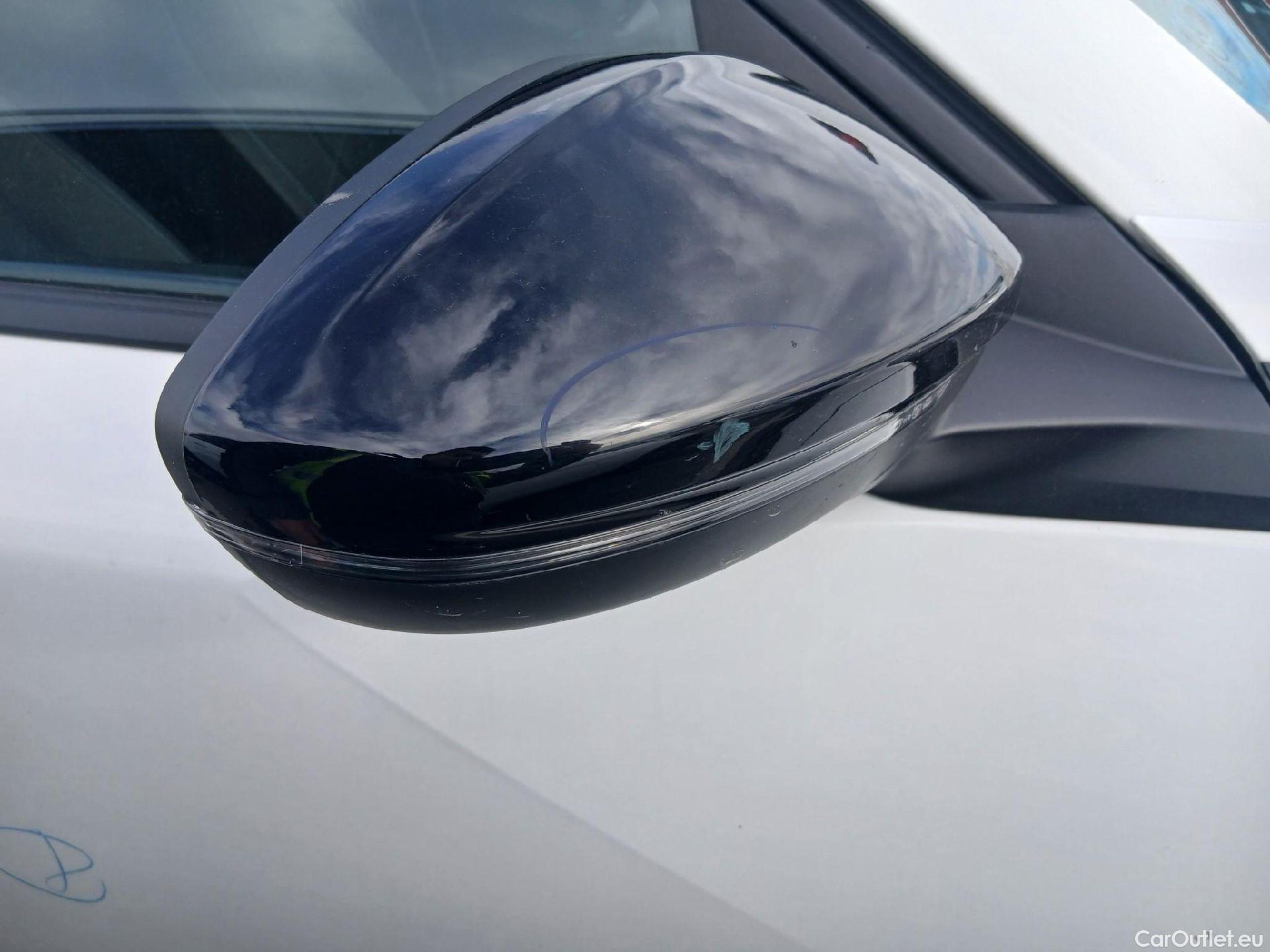  Peugeot  2008 PEUGEOT  / 2019 / 5P / todoterreno Allure BlueHDI 81kW (110CV) #24