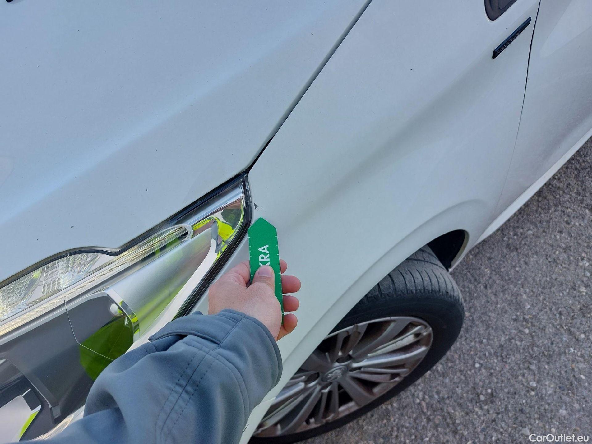  Peugeot  208 PEUGEOT  / 2015 / 5P / berlina con portón 5P Signature BlueHDi 73KW (100CV) (AC) #3