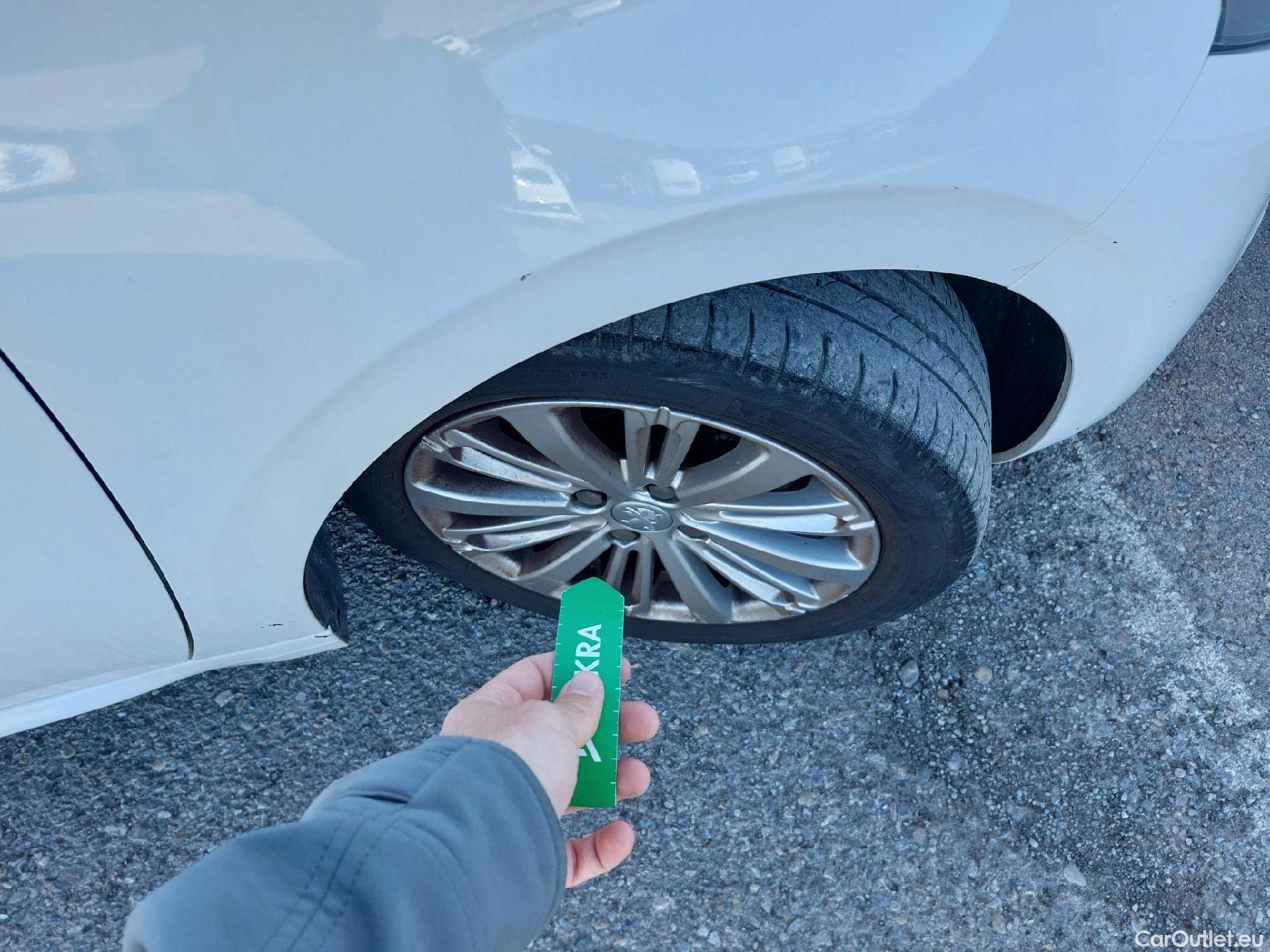  Peugeot  208 PEUGEOT  / 2015 / 5P / berlina con portón 5P Signature BlueHDi 73KW (100CV) (AC) #16