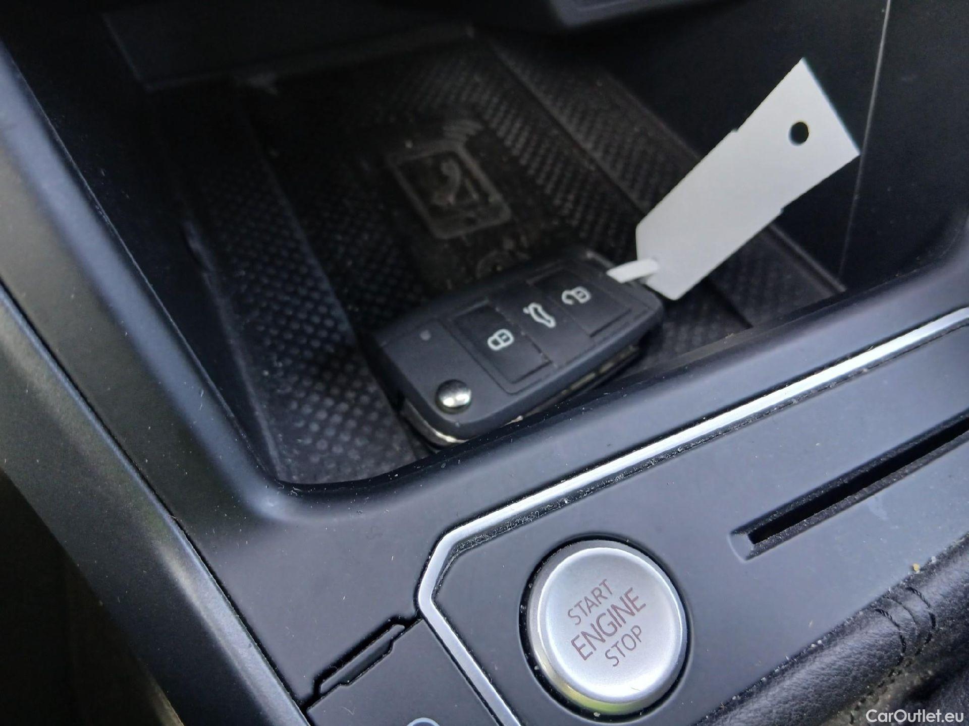  Volkswagen  Polo  VI R-Line 1.0 TSI 110CV AT7 E6d #1