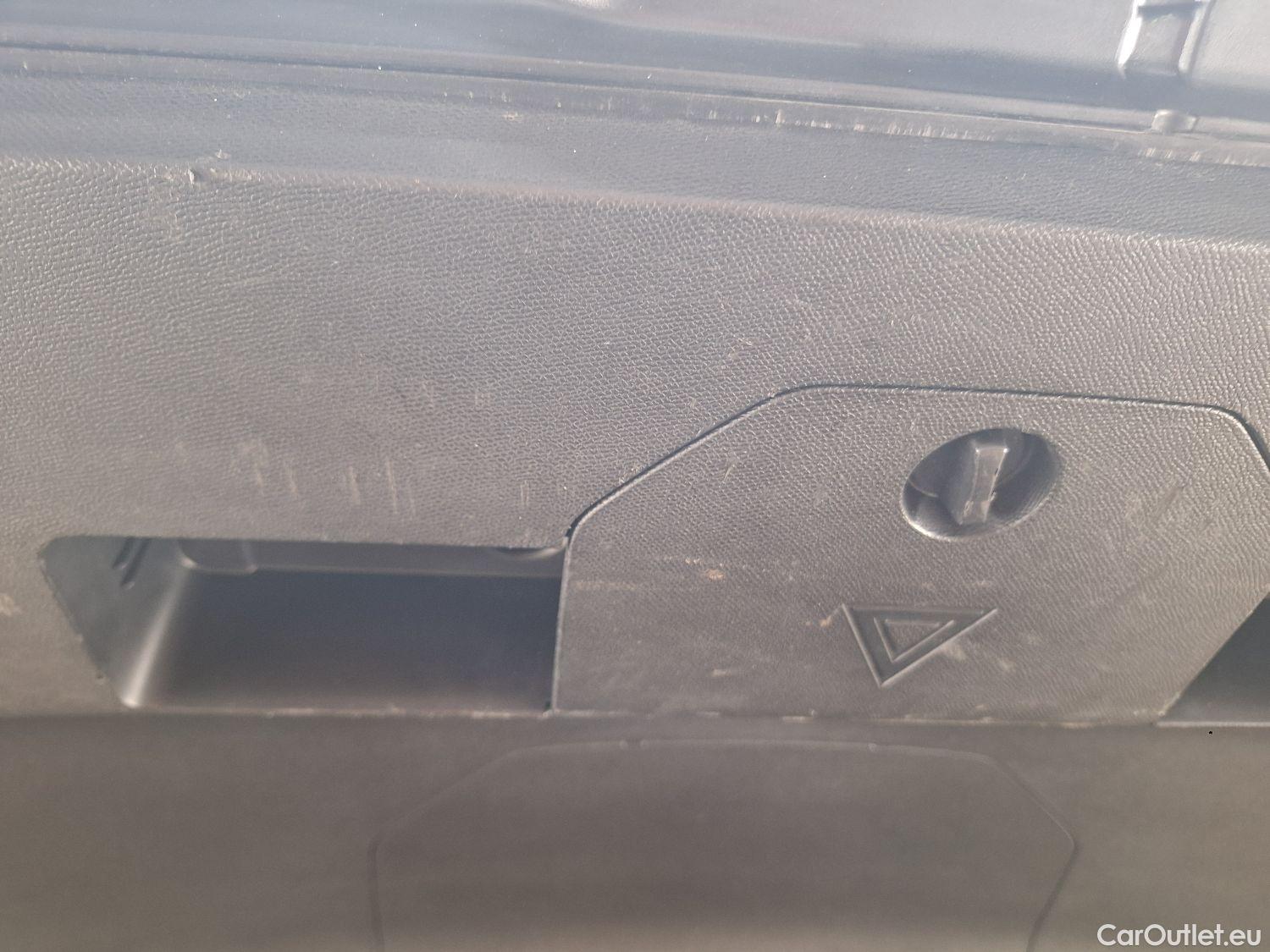  Peugeot  5008 Peugeot,  '16, Peugeot  1.5 BlueHDi 96kW S&S EAT8 GT Line 5d #52