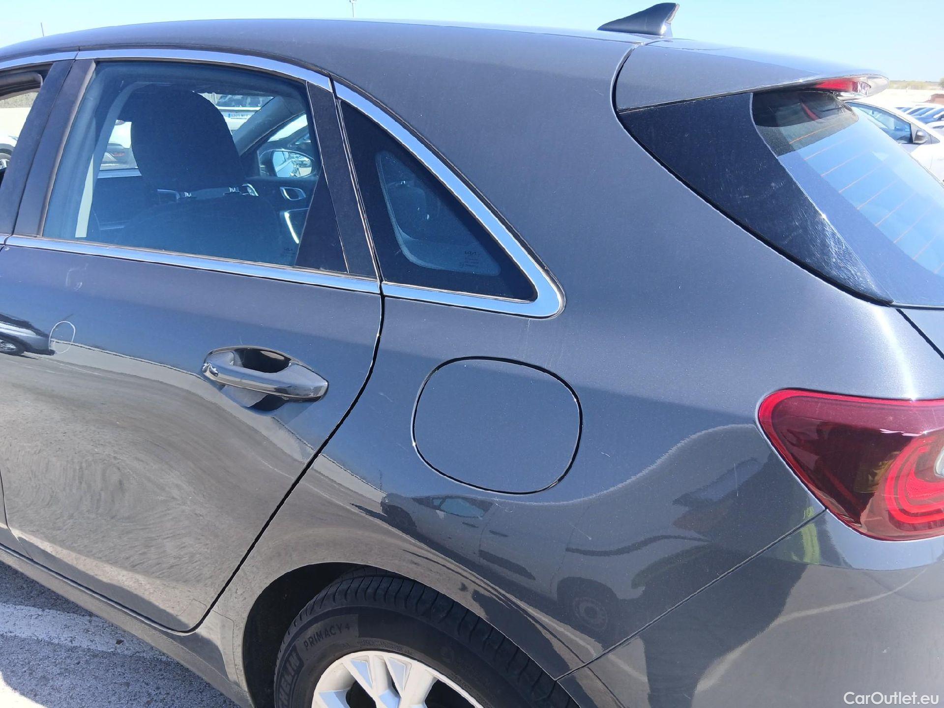  KIA  Cee'd KIA Ceed / 2021 / 5P / berlina con portón 1.0 T-GDi 88kW (120CV) Drive #18