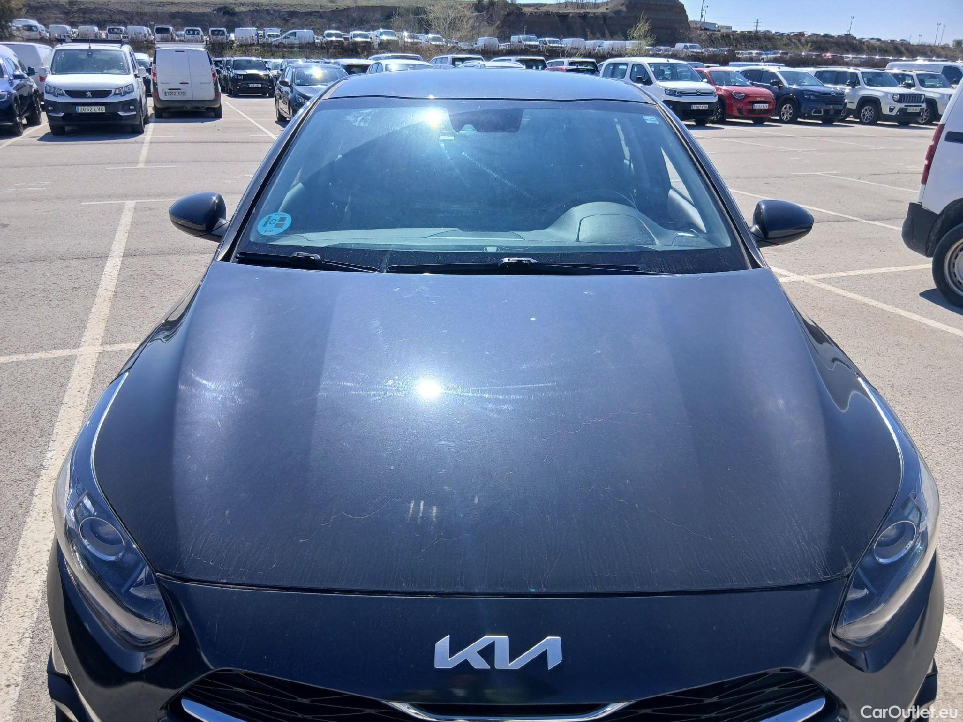  KIA  Cee'd KIA Ceed / 2021 / 5P / berlina con portón 1.0 T-GDi 88kW (120CV) Drive #3