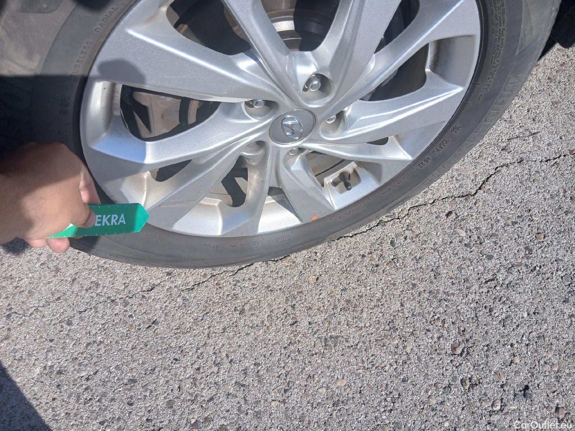  Hyundai  Tucson HYUNDAI  / 2018 / 5P / todoterreno 1.6 CRDI 85kW (116CV) 48V SLE 4X2(SP)(SL) #24