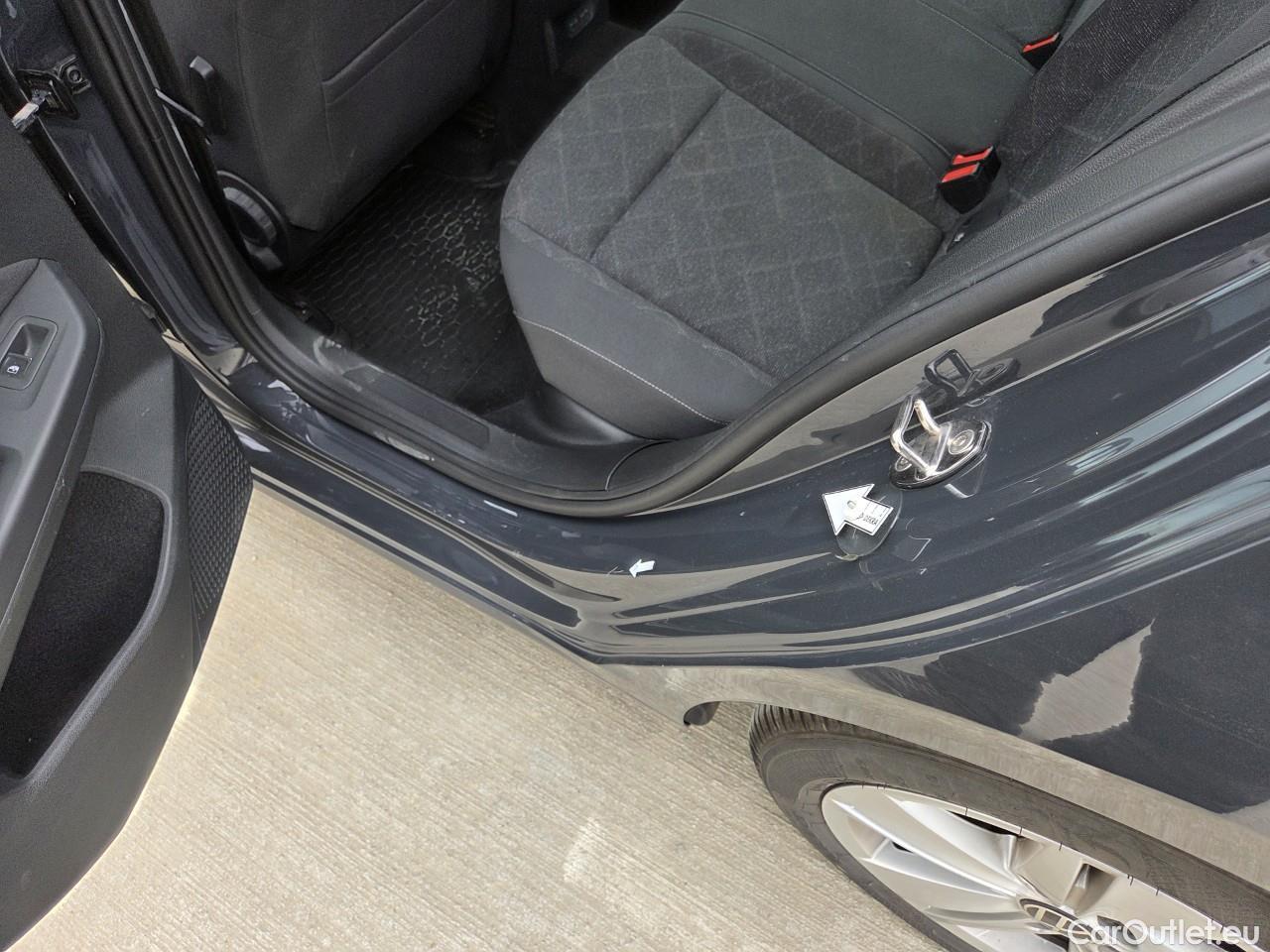  Volkswagen  Golf  Life 1.0 TSI #51