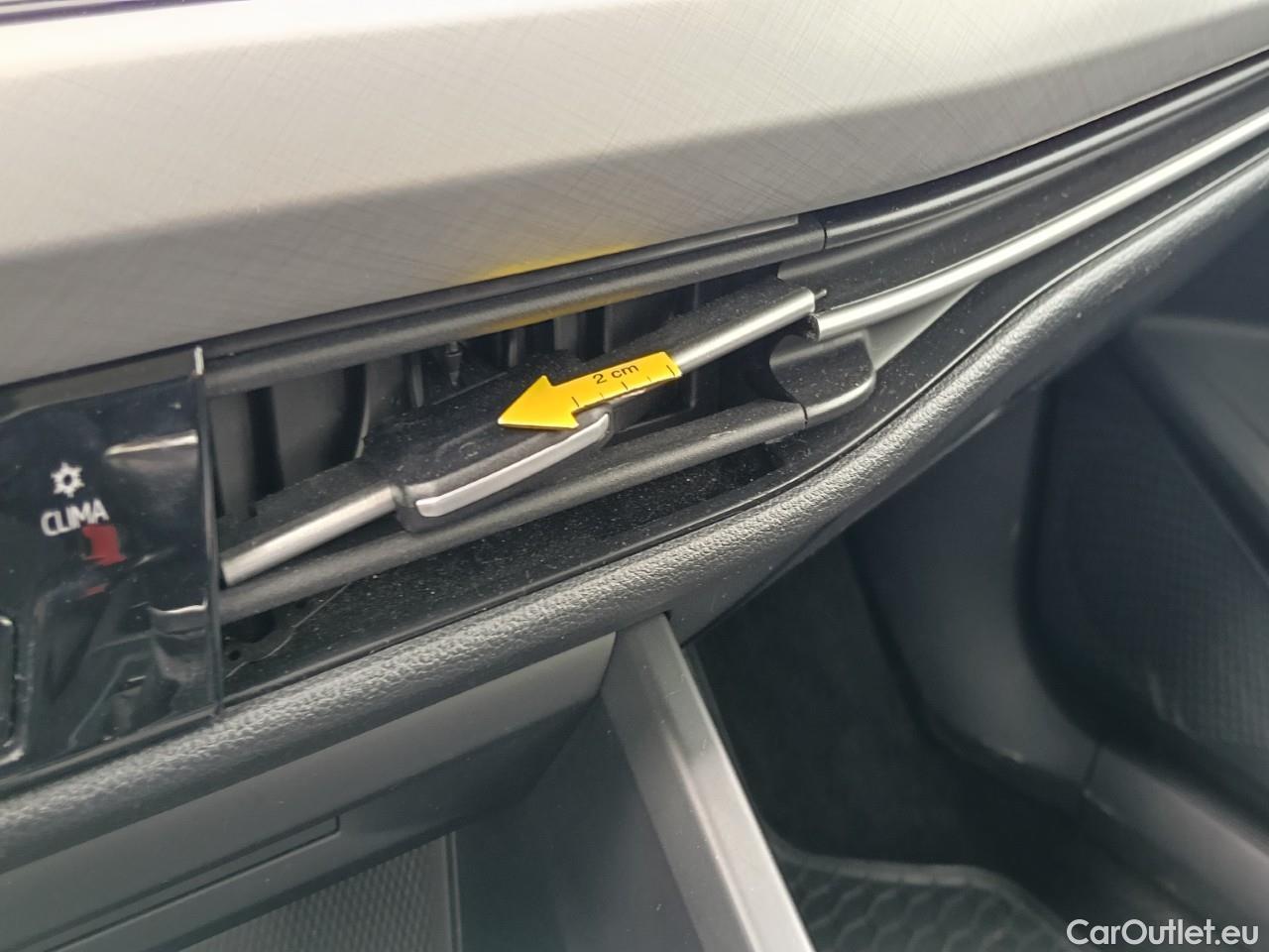  Volkswagen  Golf  Life 1.0 TSI #3