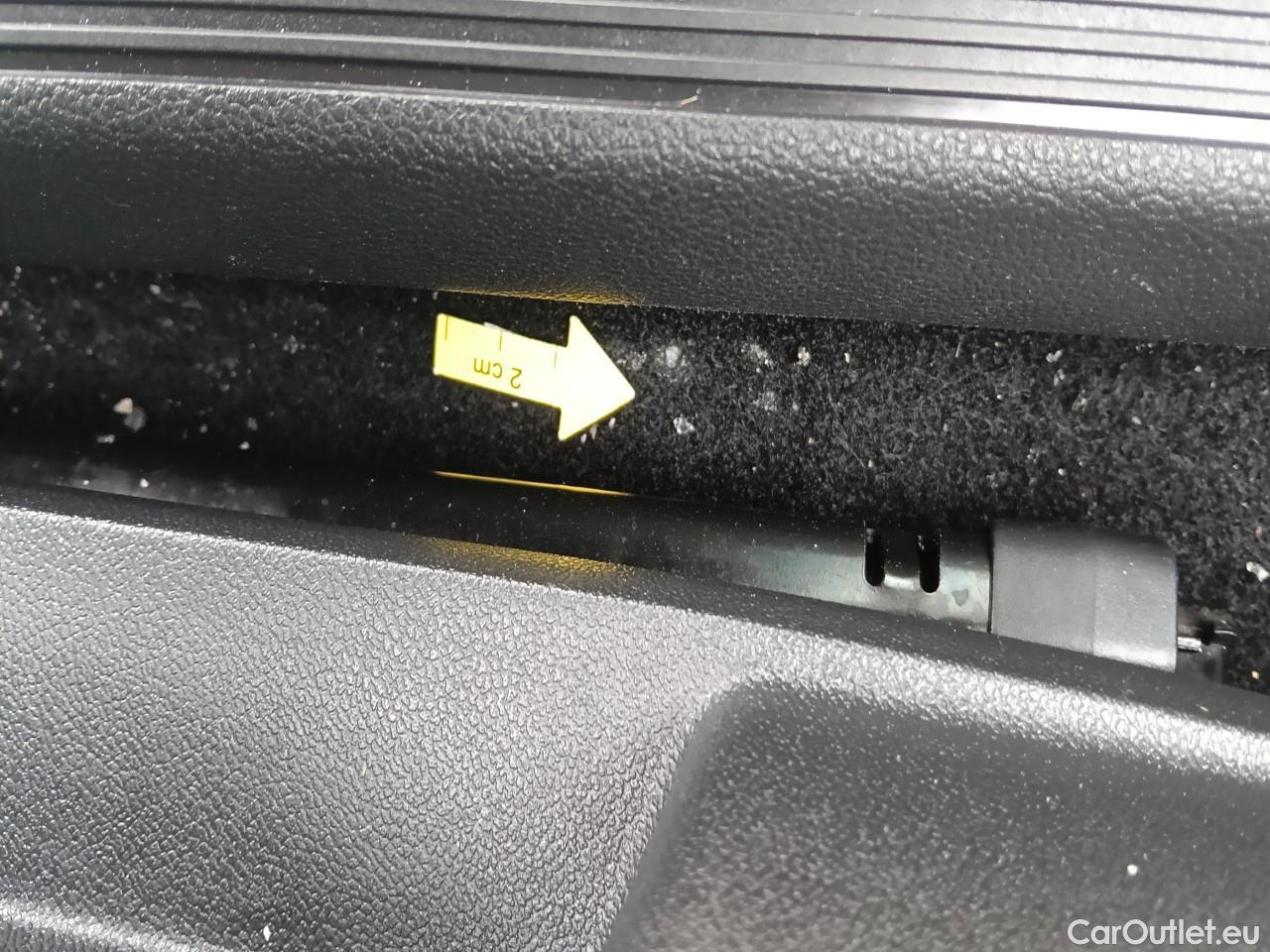  Volkswagen  Golf  Life 1.0 TSI #35