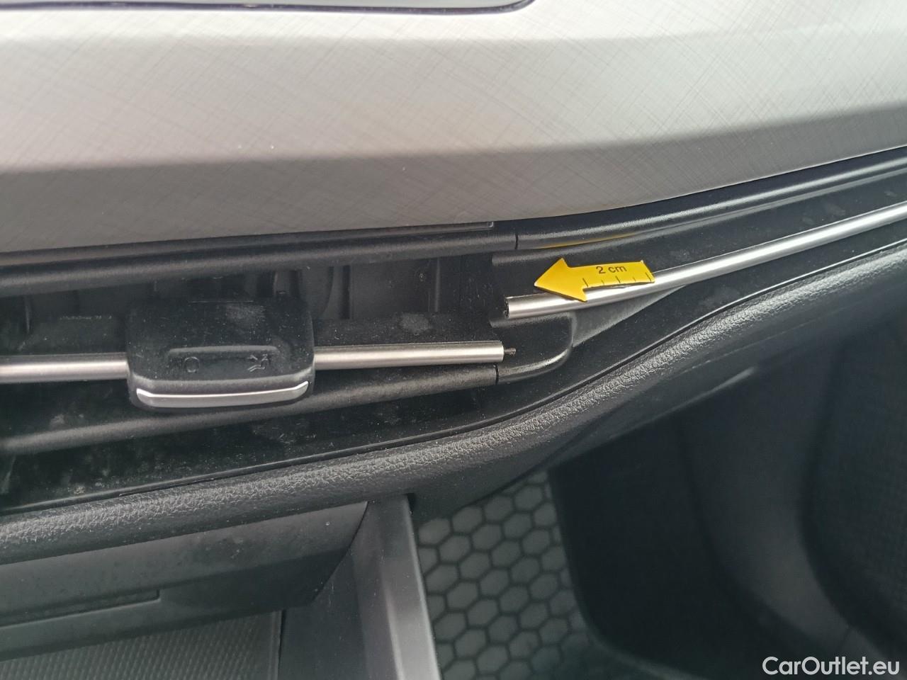  Volkswagen  Golf  Life 1.0 TSI #40