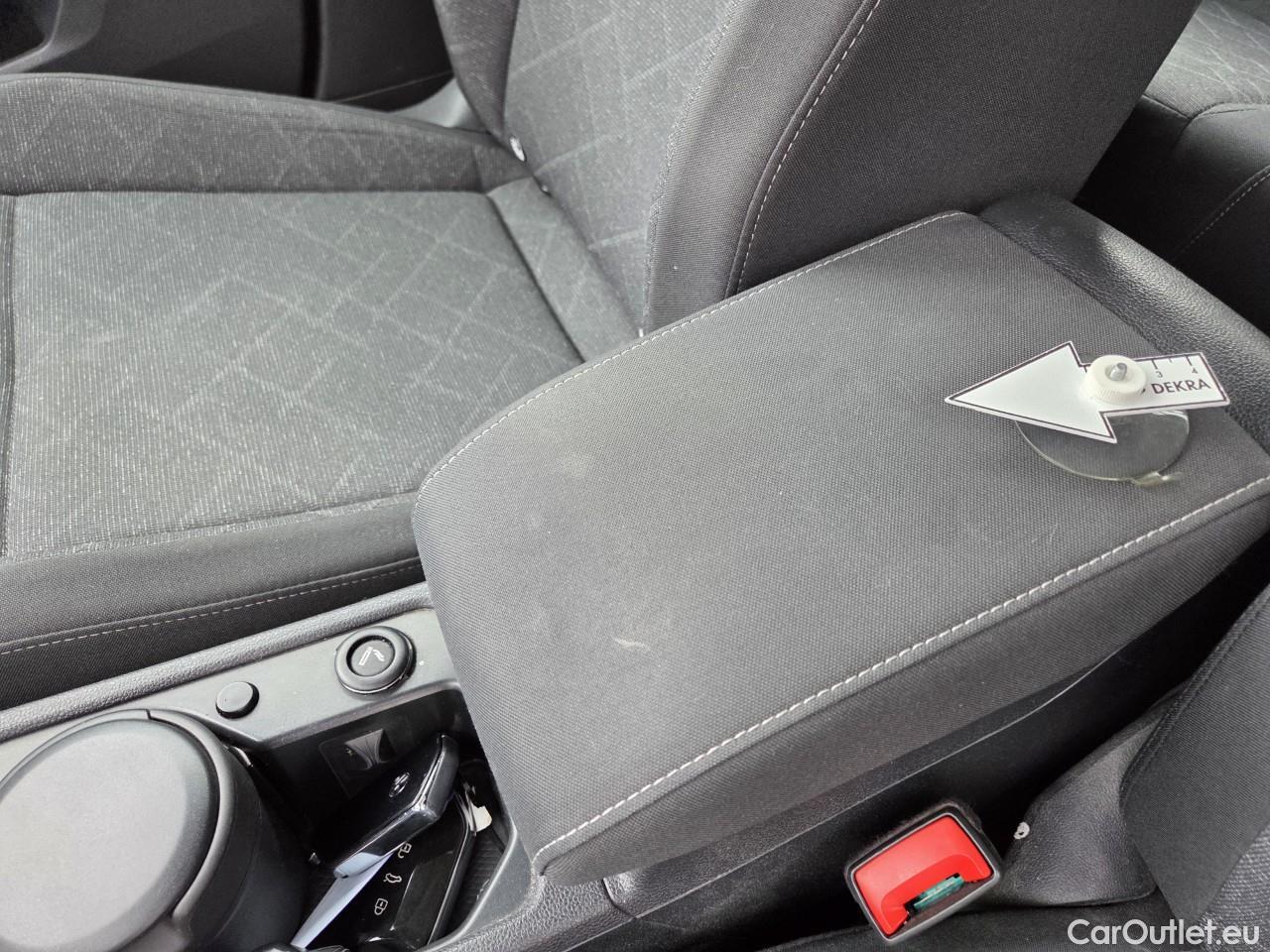  Volkswagen  Golf  Life 1.0 TSI #39