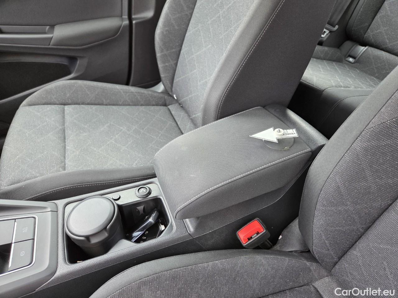  Volkswagen  Golf  Life 1.0 TSI #40