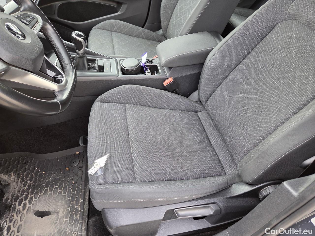  Volkswagen  Golf  Life 1.0 TSI #61